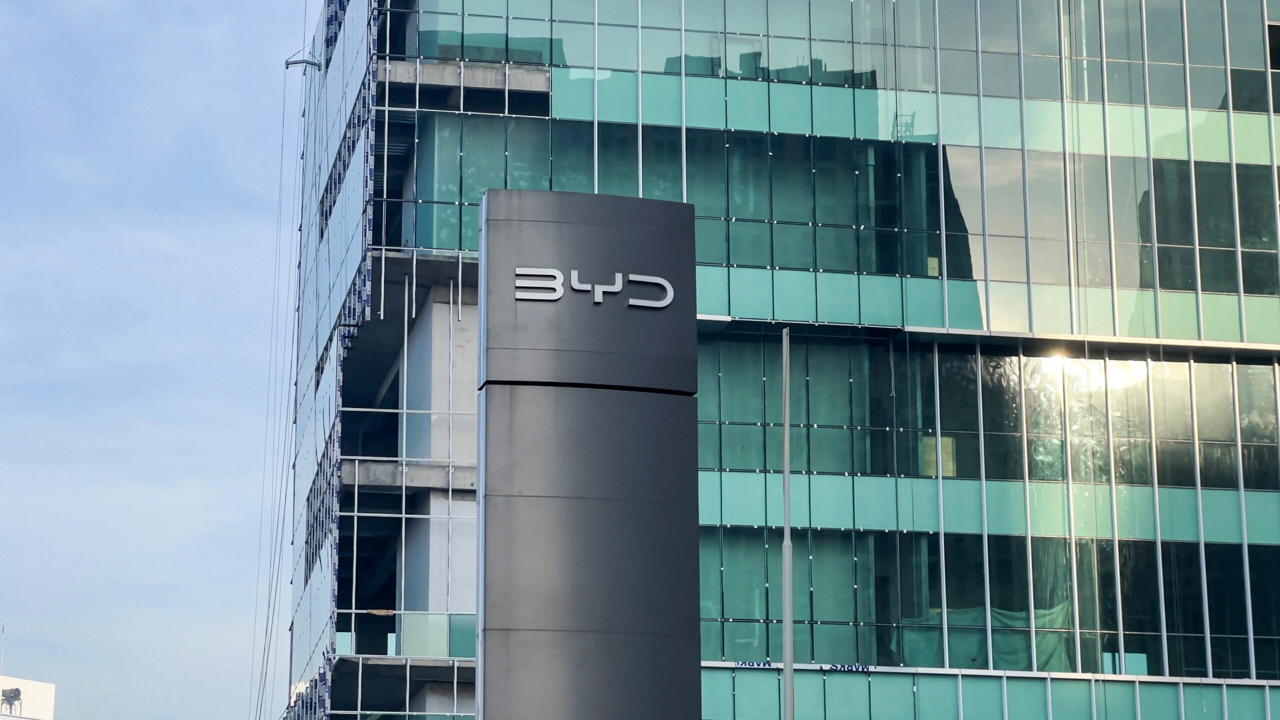 Großbrand bei BYD – Parkhaus mit Prototypen und Testfahrzeugen geht in Flammen auf