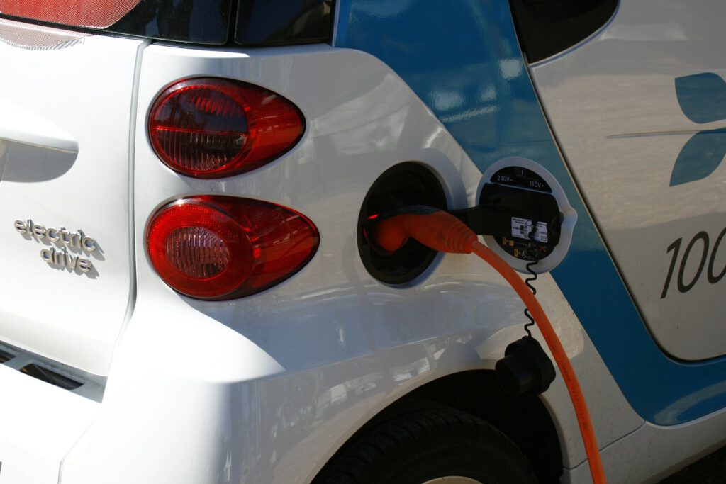Kalifornien fordert: Elektrofahrzeuge nicht laden - Stromnetz in Gefahr. Der Umstieg auf Ökostromversorgung führt zu Versorgungsengpass.