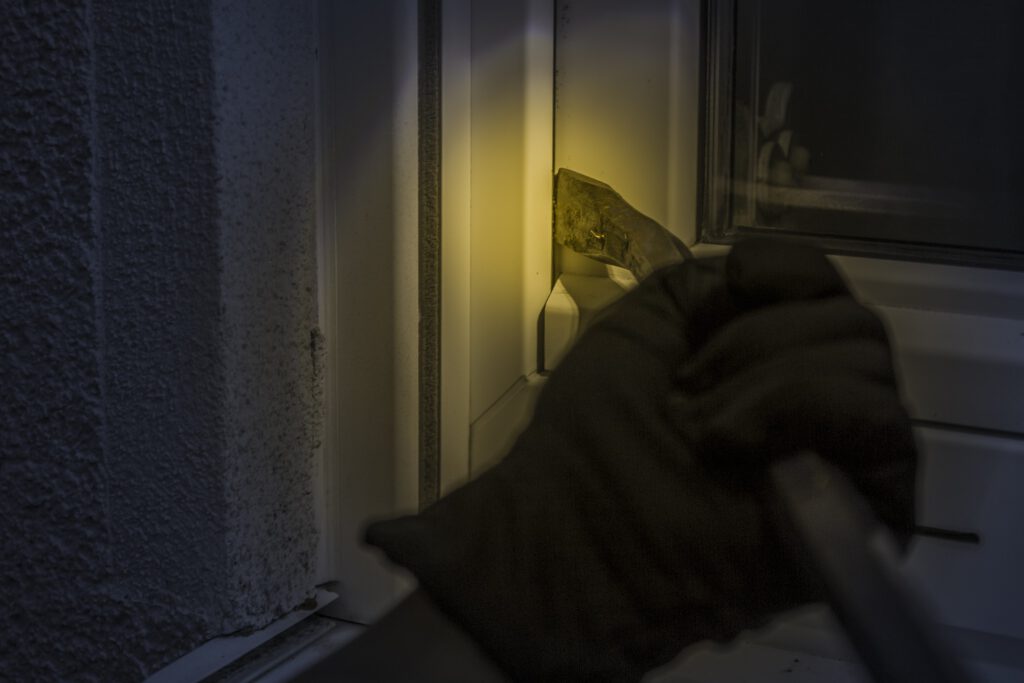 Ratgeber: Einbruchschutz Fenster. Notsituationen wie ein Blackout werden von Kriminellen gerne ausgenutzt.