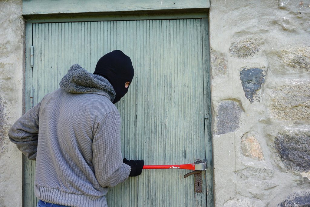 Ratgeber: Einbruchschutz Tür. Erhöhte Einbruchgefahr bei Blackout, machen Sie es den Einbrechern unmöglich eine Tür aufzubrechen.