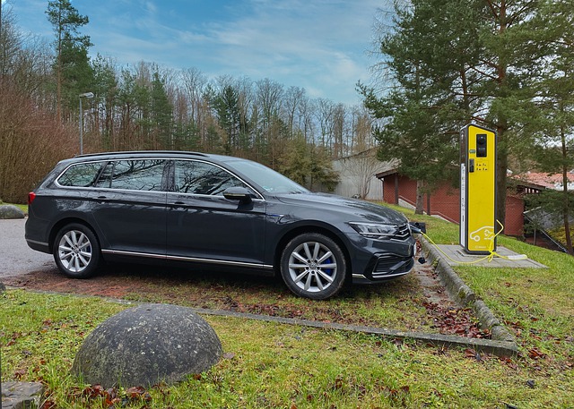 Großbritannienschränkt Ladezeiten für E-Fahrzeuge aufgrund akutem Strommangel ein. In Deutschland gibt es bereits ähnliche Gesetzentwürfe.