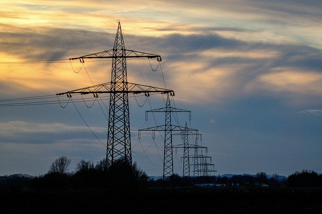Blackout Szenario: Netzüberlastung. Durch den Ausbau der erneuerbaren Energien haben sich Strommenge und Transportrichtung im Netz geändert.