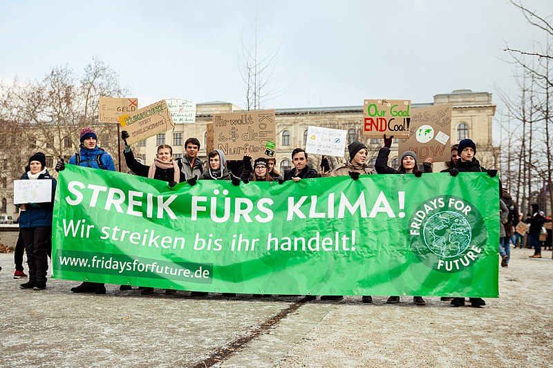 Klimaaktivisten radikalisieren sich und drohen, Flughäfen zu blockieren und Industrieanlagen zu zerstören.