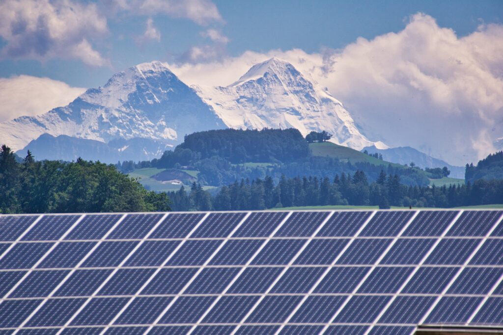Klimaschutz mit dem Vorschlaghammer - Solardachpflicht in der Schweiz. Schweiz will eine Solardachpflicht für Neubauten einführen.