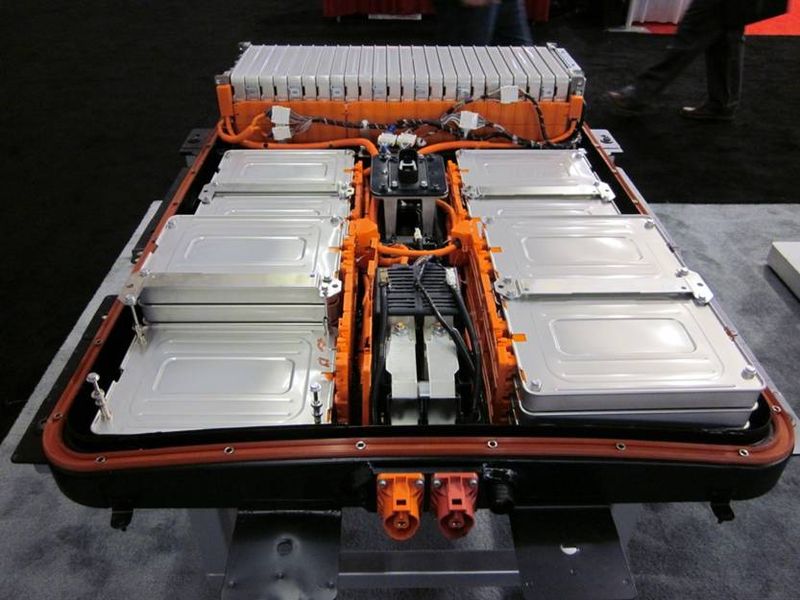 Höhere Versicherungsprämien  - Batterien von E-Autos selbst bei geringen Schäden nicht reparierbar. Batterien landen in der Schrottpresse