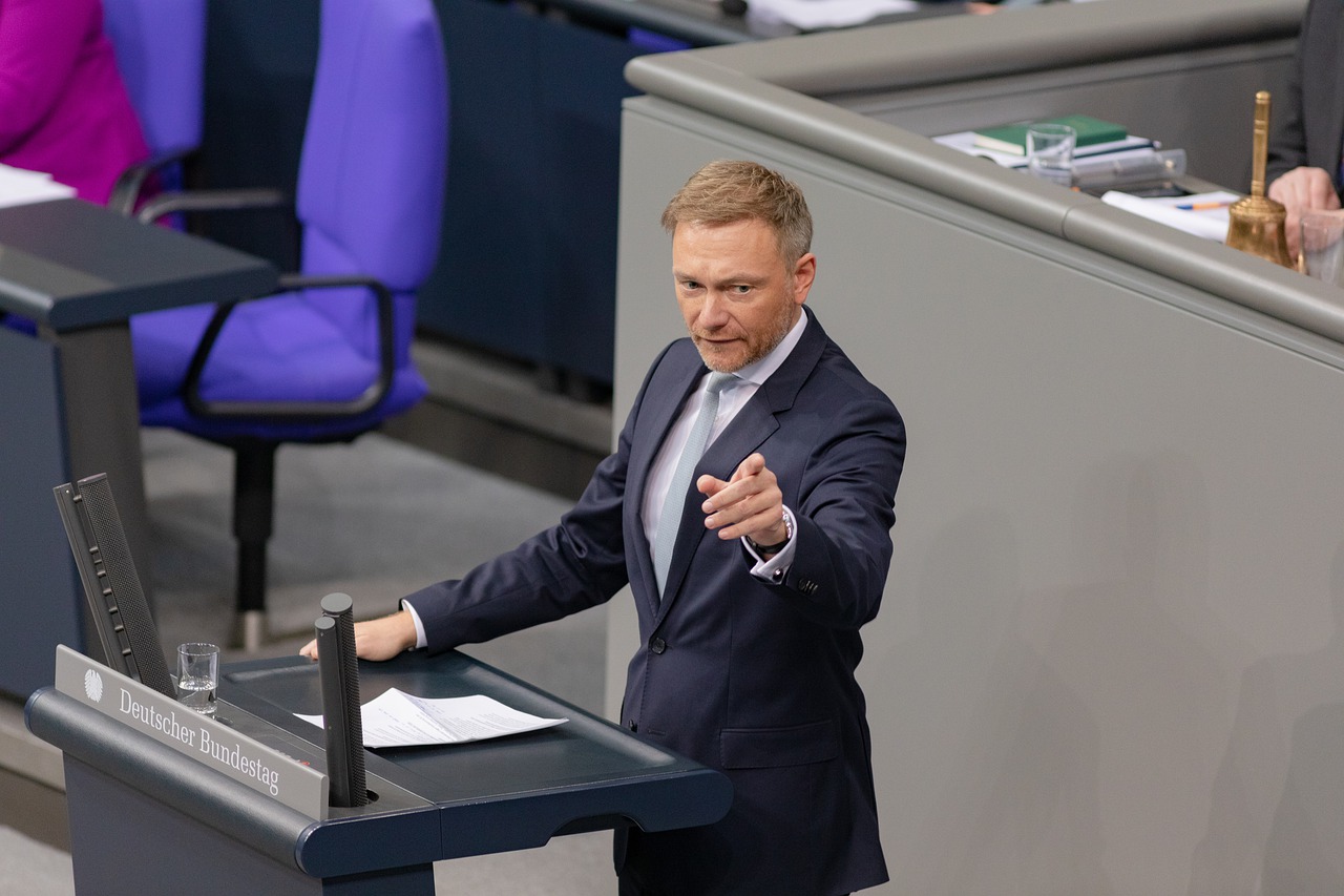 Lindner wants to abolish premium for electric cars