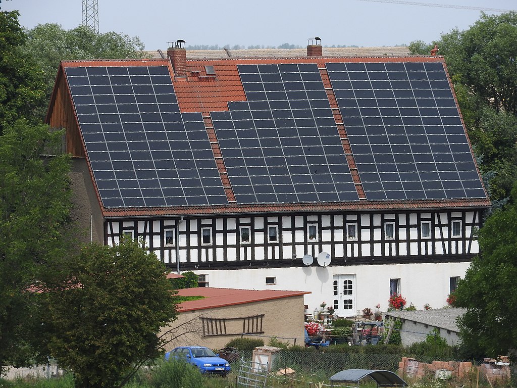 Strafsteuer auf Dächer ohne Solaranlage in Diskussion. Strafsteuer für alle, die ideologische Energiewende nicht mitmachen