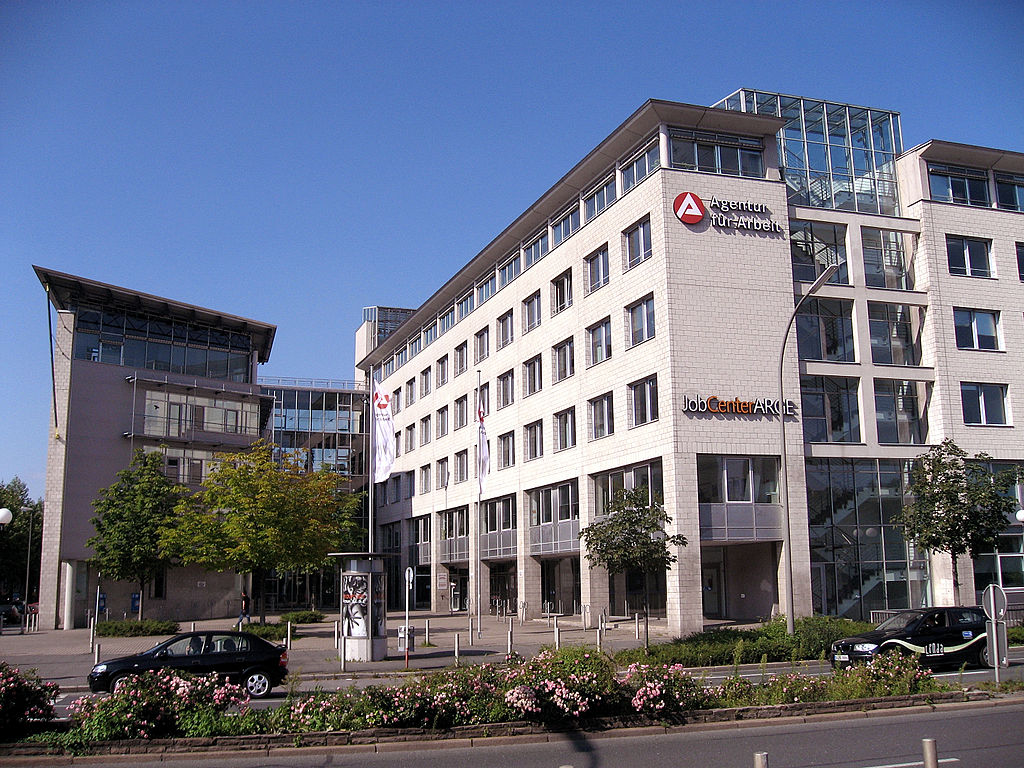 Mehr als  330.000 zusätzliche Arbeitslose bis Ende 2023 aufgrund hoher Energiekosten.  70 Milliarden Verlust beim Bruttoinlandsprodukt