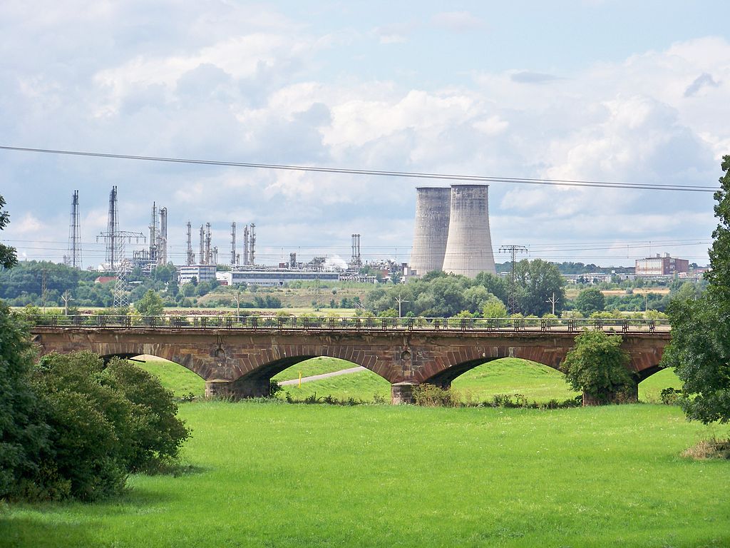 
Firmen im Chemiepark Leuna drosseln Produktion um 50 Prozent aufgrund Energiemangel. 12.000 Arbeitsplätze in Gefahr