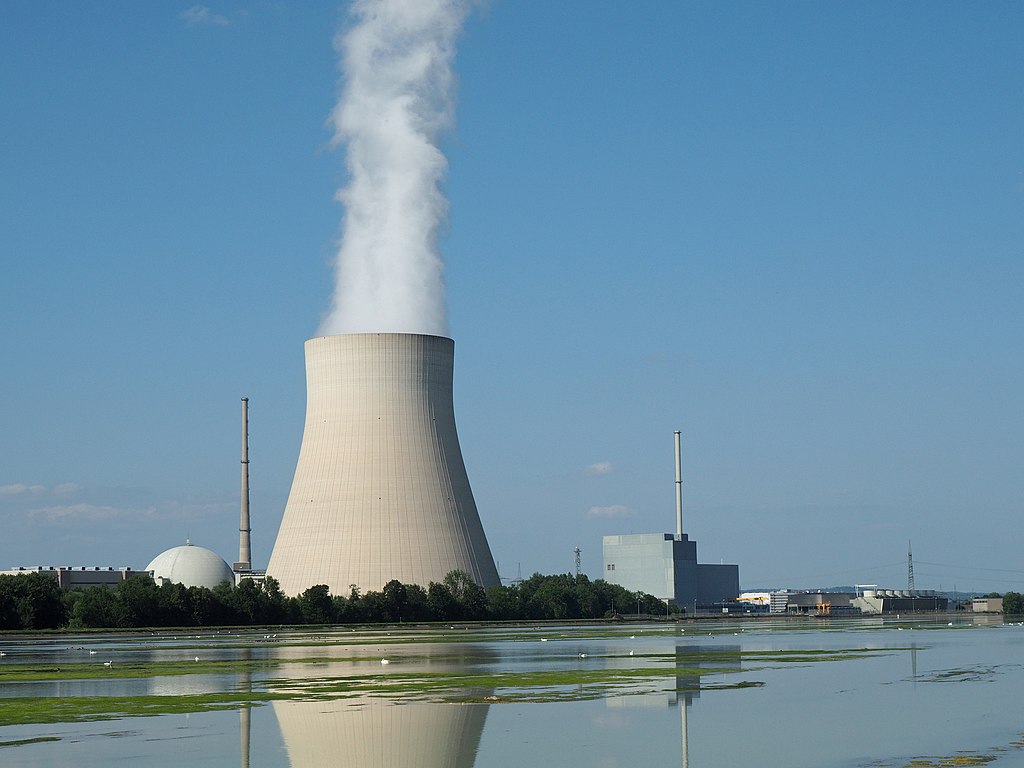 Atomkraftwerke sollen jetzt doch weiterlaufen. Habecks Kurswechsel bei der Atomkraft. Habeck schiebt Schuld auf Frankreich
