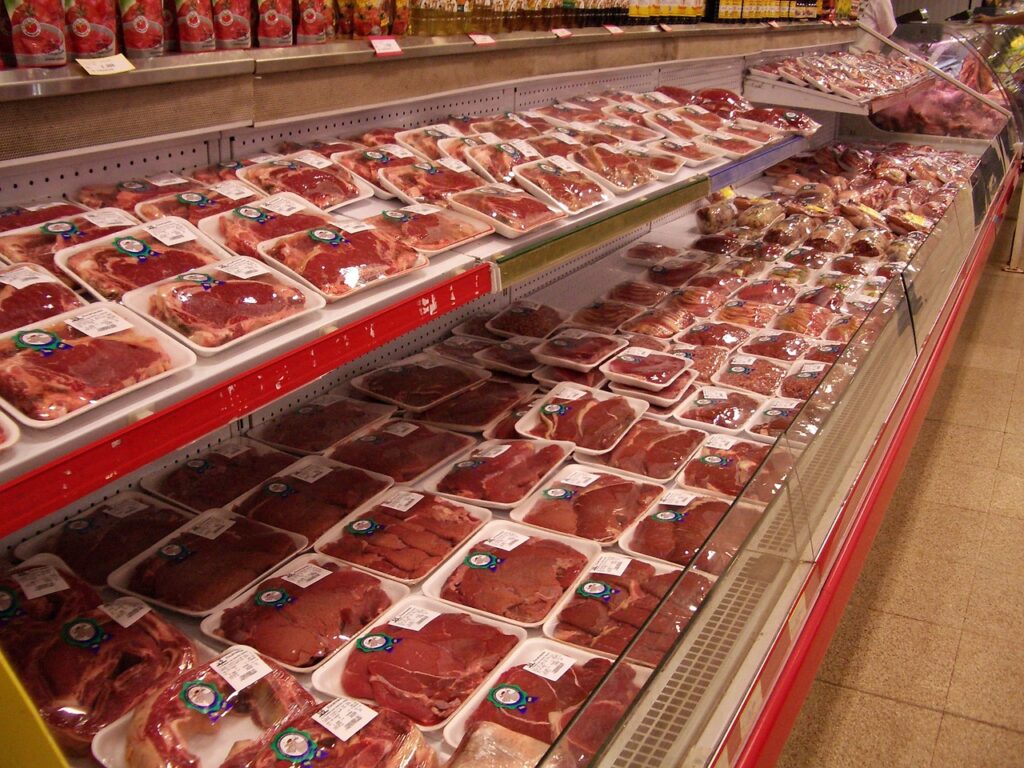 CO₂-Mangel gefährdet Lebensmittelproduktion und führt zu einer Lebensmittelkrise. Versorgung mit Frischfleisch gefährdet