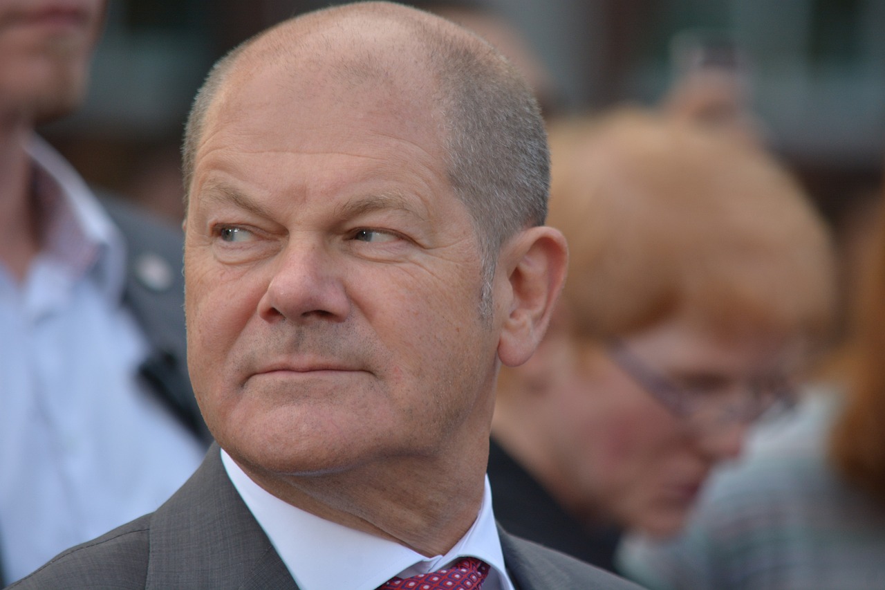 Scholz knickt ein und stimmt gemeinsamen EU-Schulden zu