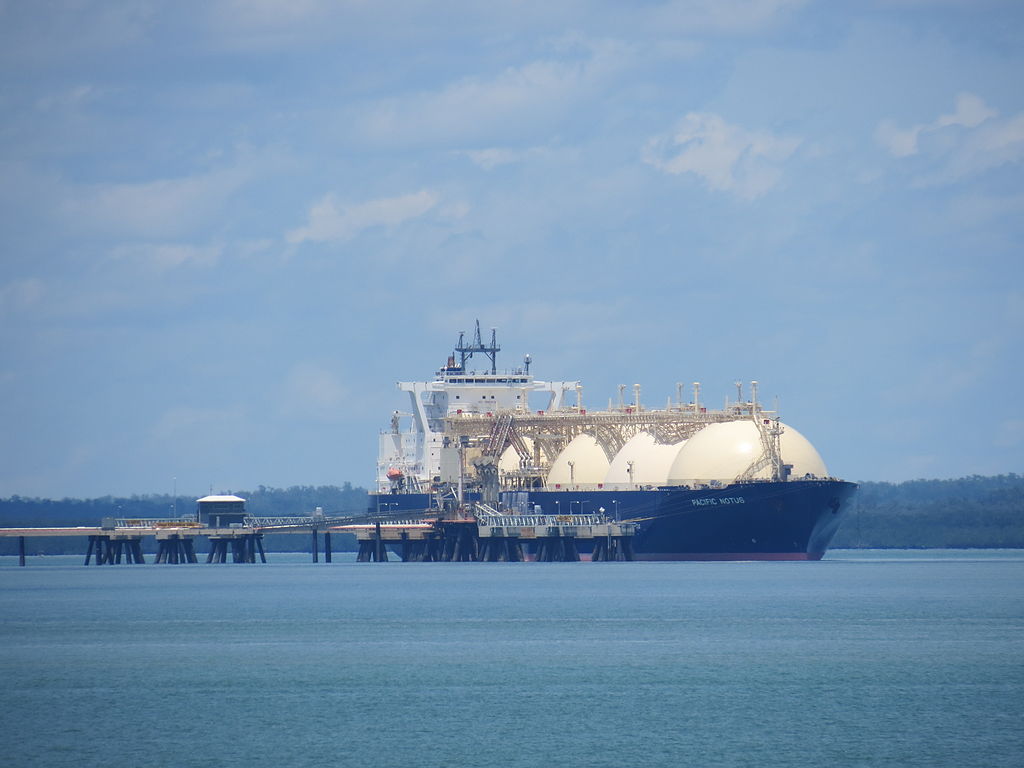 Dutzende LNG-Tanker hängen vor Spaniens Küste fest. Gefahr, dass Tanker wieder abdrehen und Ladung außerhalb Europa verkaufen
