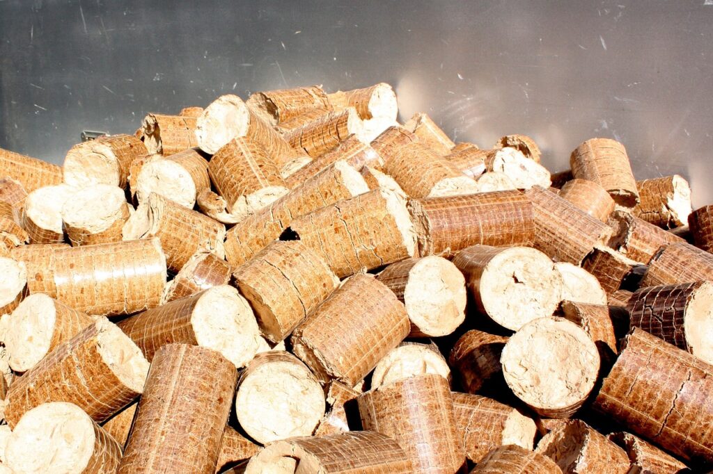 Handel mit illegal geschlagenem Holz blüht aufgrund hoher Nachfrage von Brennholz und Pellets. In Rumänien fallen ganze Wälder zum Opfer