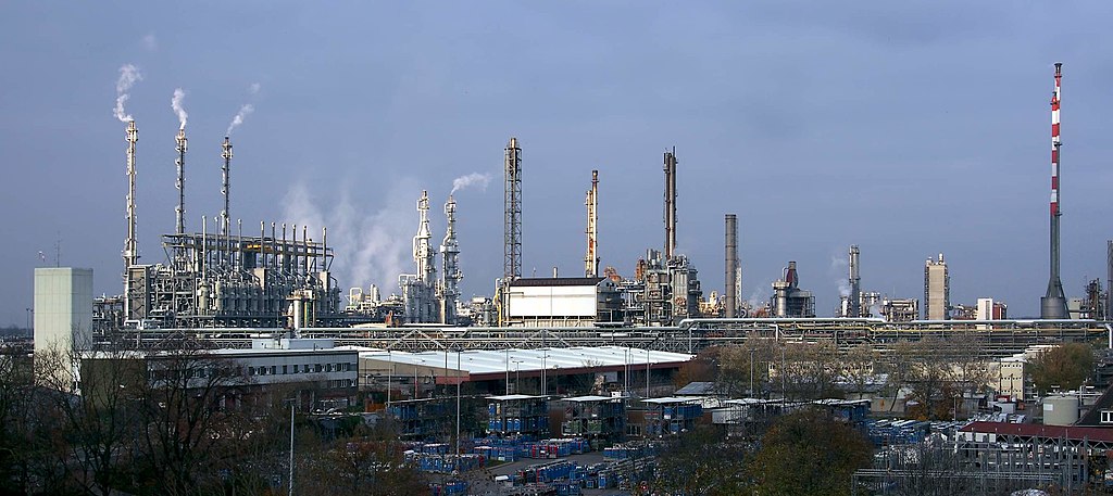 BASF kämpft mit hohen Energiekosten: Ammoniak-Produktion reduziert. Klick jetzt und erfahre mehr über die Probleme des Chemieunternehmens.