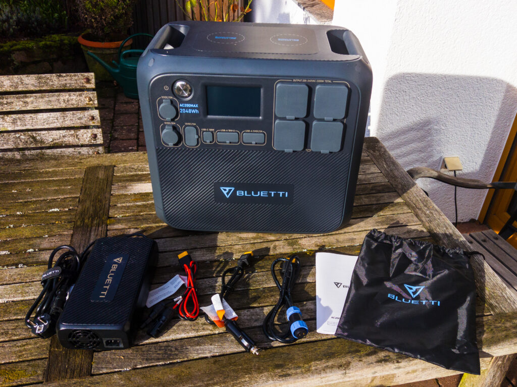 Bluetti AC200 Max - Powerstation mit hoher Speicherkapazität. Die Powerstation eignet sich gut zur Stromversorgung bei einem Blackout