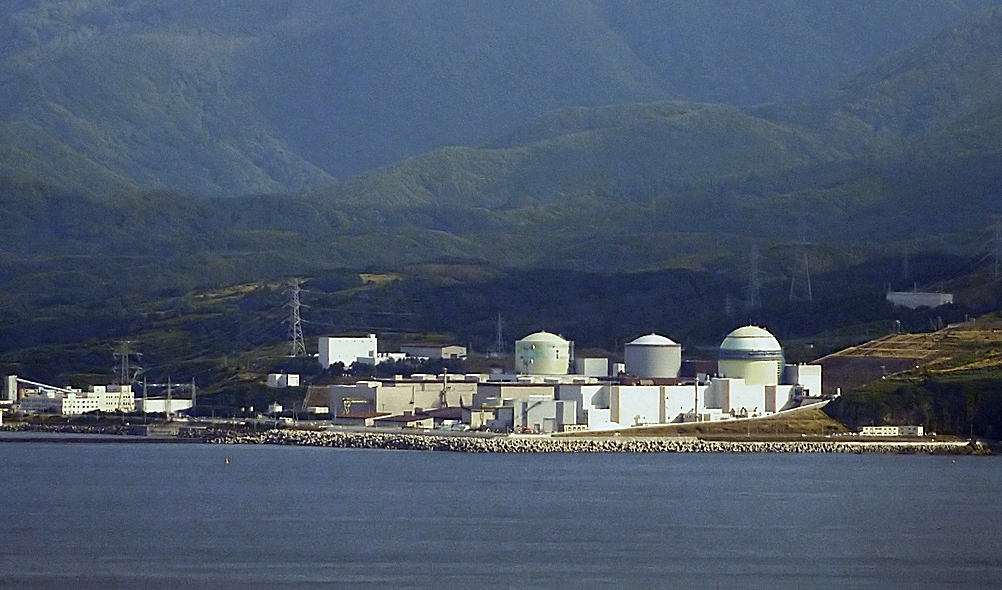 Japanische Regierung genehmigt den Weiterbetrieb bereits abgeschalteter Atomkraftwerke. Genehmigung für 17 Reaktoren bereits erteilt.