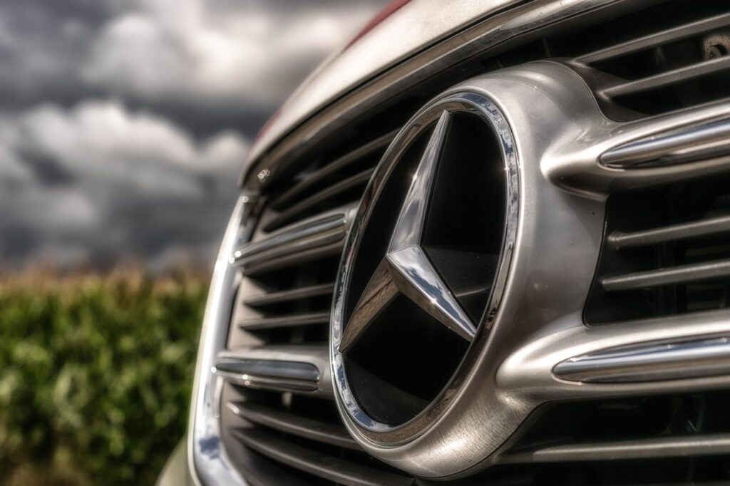 Mercedes-Benz plant bei Umstellung auf Elektromobilität Stellenabbau an Standorten, die Komponenten für den Antriebsstrang fertigen 