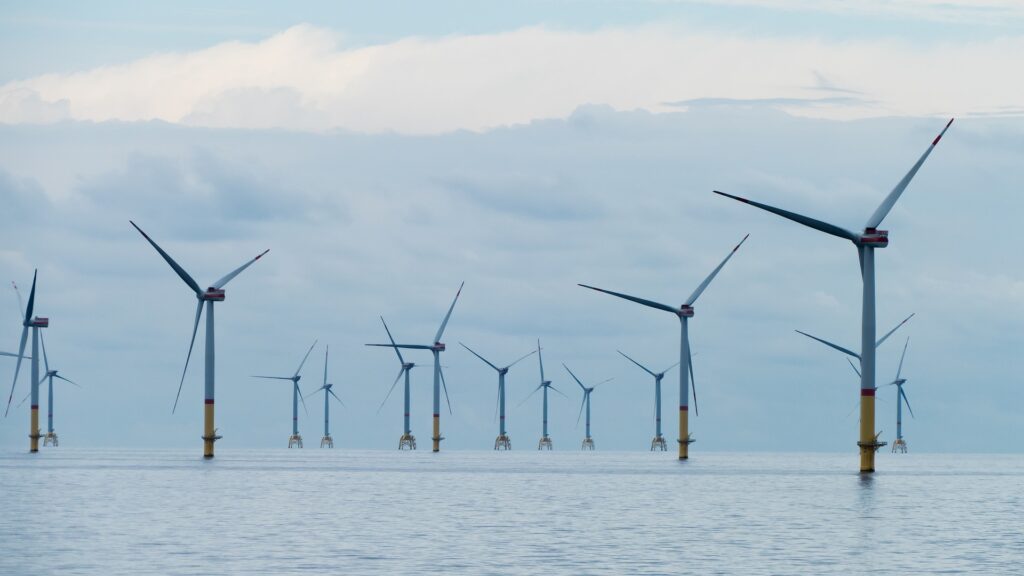 Anfang des Jahres zu viel Strom produziert durch die vielen Windräder. Deutsche Stromerzeuger zahlen, damit das Ausland den Strom abnimmt.