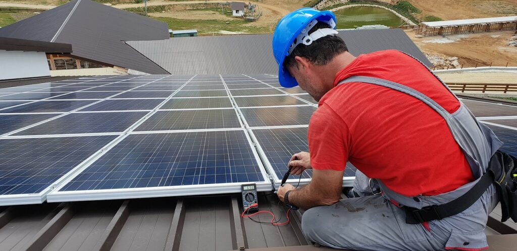 Baden-Württemberg führt zum Jahresbeginn eine Solardach-Pflicht bei Dachsanierungen ein. Was Eigentümer jetzt wissen müssen.