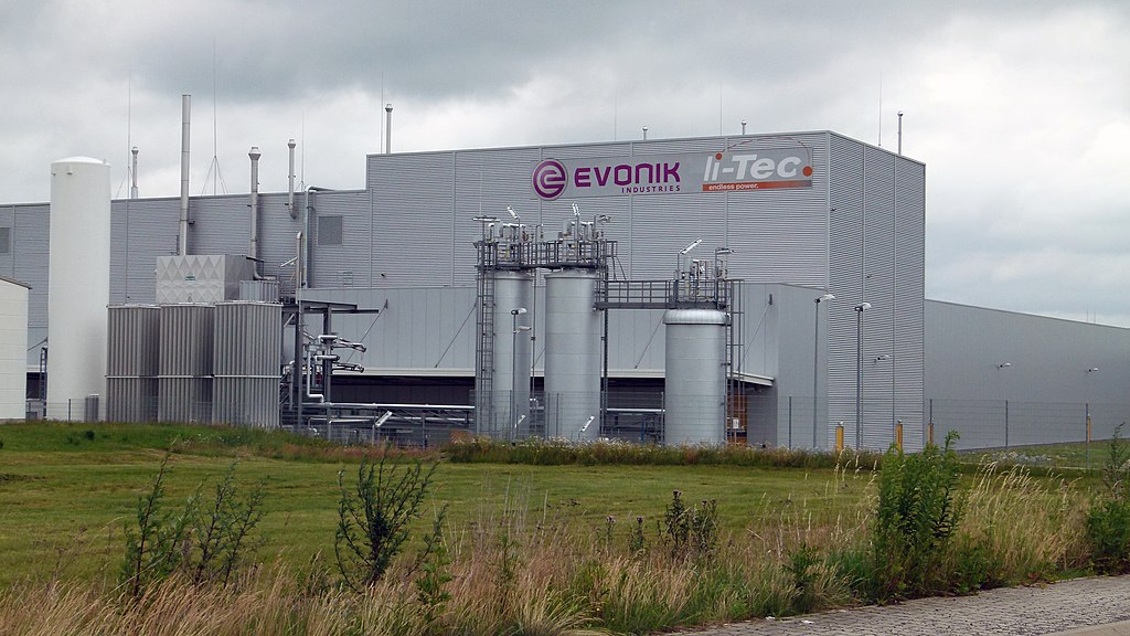 Deutsche Chemiekonzerne Evonik und Covestro warnen vor sinkenden Gewinnen aufgrund der Energiekrise