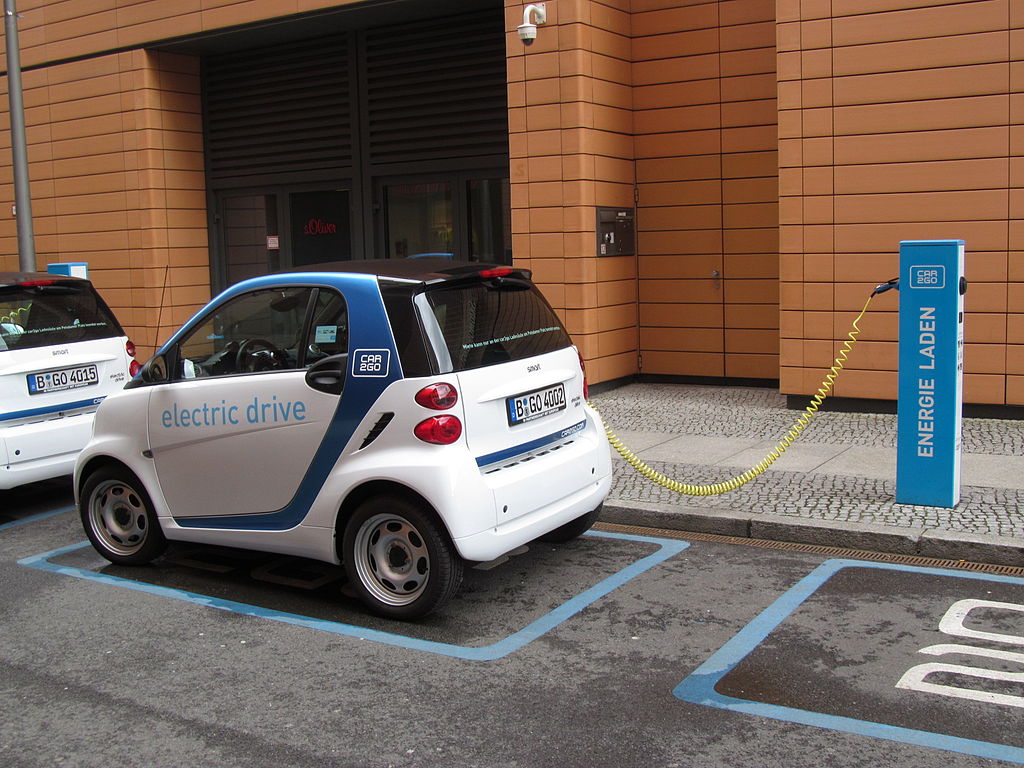Verkaufszahlen von Elektroautos brechen weltweit ein. Europäische Hersteller zieht es aufgrund höherer Subventionen in die USA