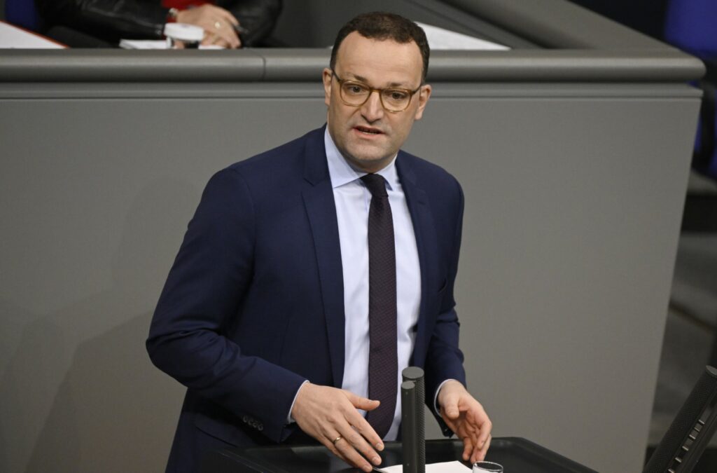 Vorstoß von Jens Spahn zur Abschaffung der Rente mit 63 wegen Fachkräftemangel und hohen Kosten stößt auf Kritik.