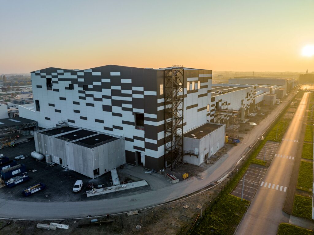 Die Einweihung der Gigafabrik der Automotive Cells Company (ACC) in Douvrin, Frankreich, markiert einen symbolischen Meilenstein in Europas Bestrebungen