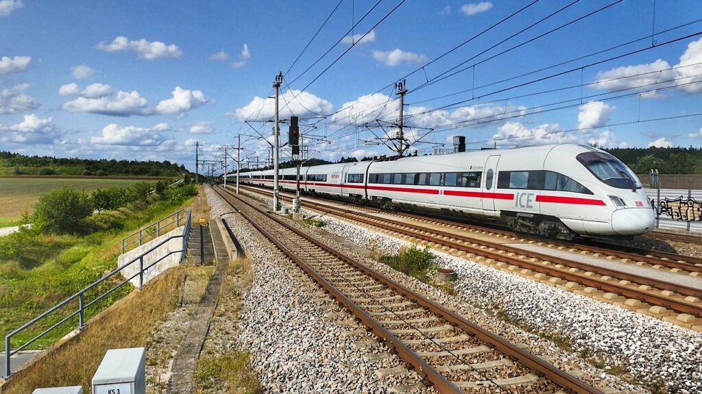 Die Bundesregierung erwartet einen Investitionsbedarf der Deutschen Bahn von 88 Milliarden Euro bis 2027, um Infrastruktur und Service zu verbessern.