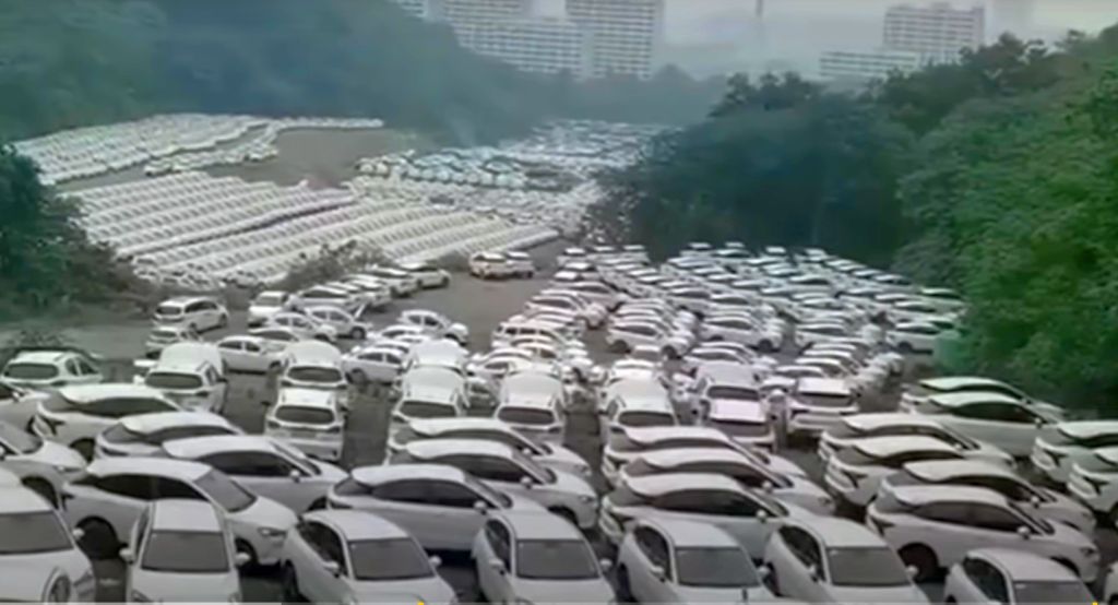 In China verrotten Tausende neue Elektroautos auf Autofriedhöfen