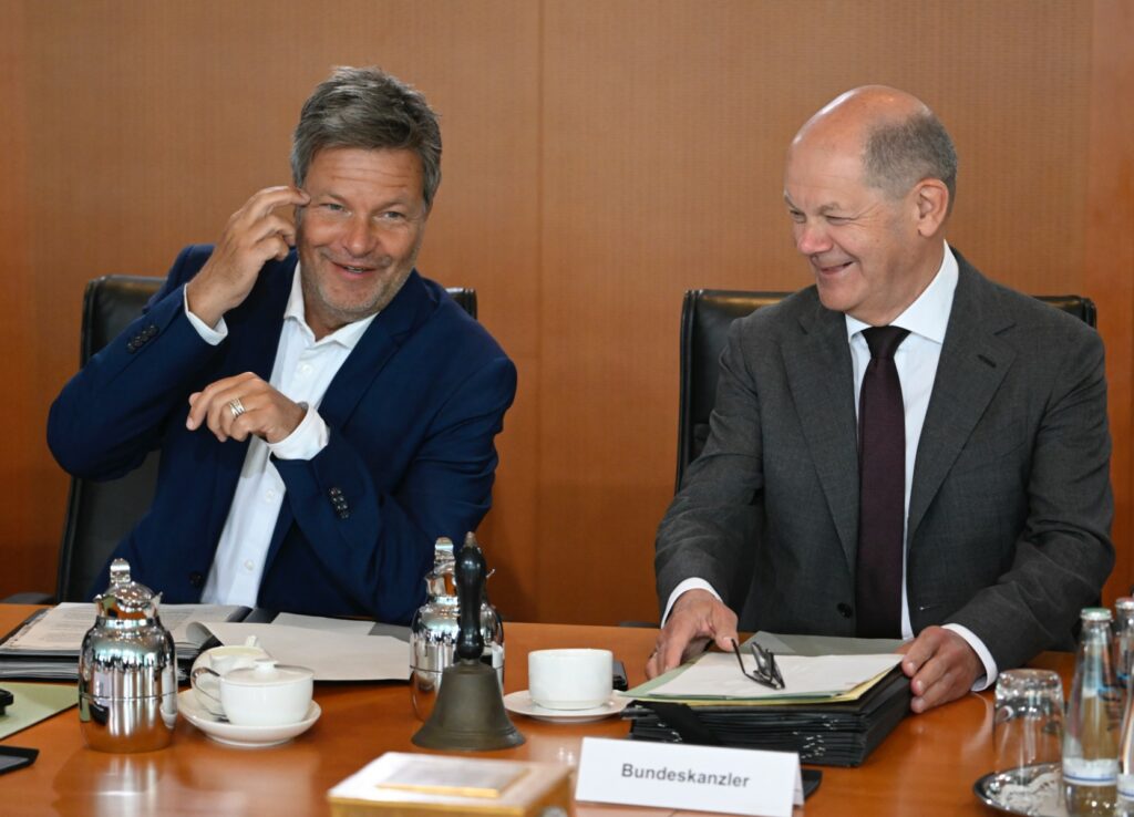 Habeck und Scholz äußern Optimismus bezüglich der baldigen Verabschiedung des umstrittenen Heizungsgesetzes. Trotz Widerstand der FDP.