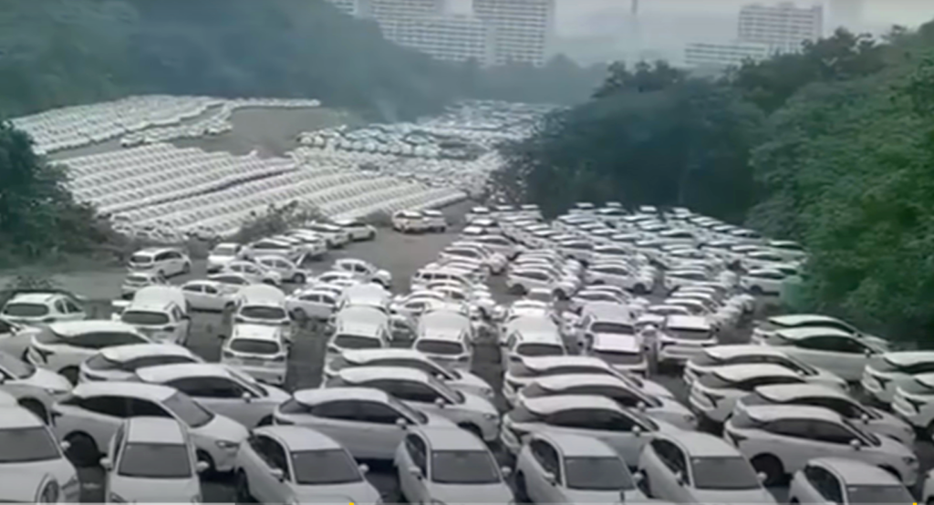 Chinas E-Auto-Boom entpuppt sich als Fassade: Fake-Verkäufe und Autofriedhöfe: Tausende fabrikneue Fahrzeuge verrotten auf Autofriedhöfen. 