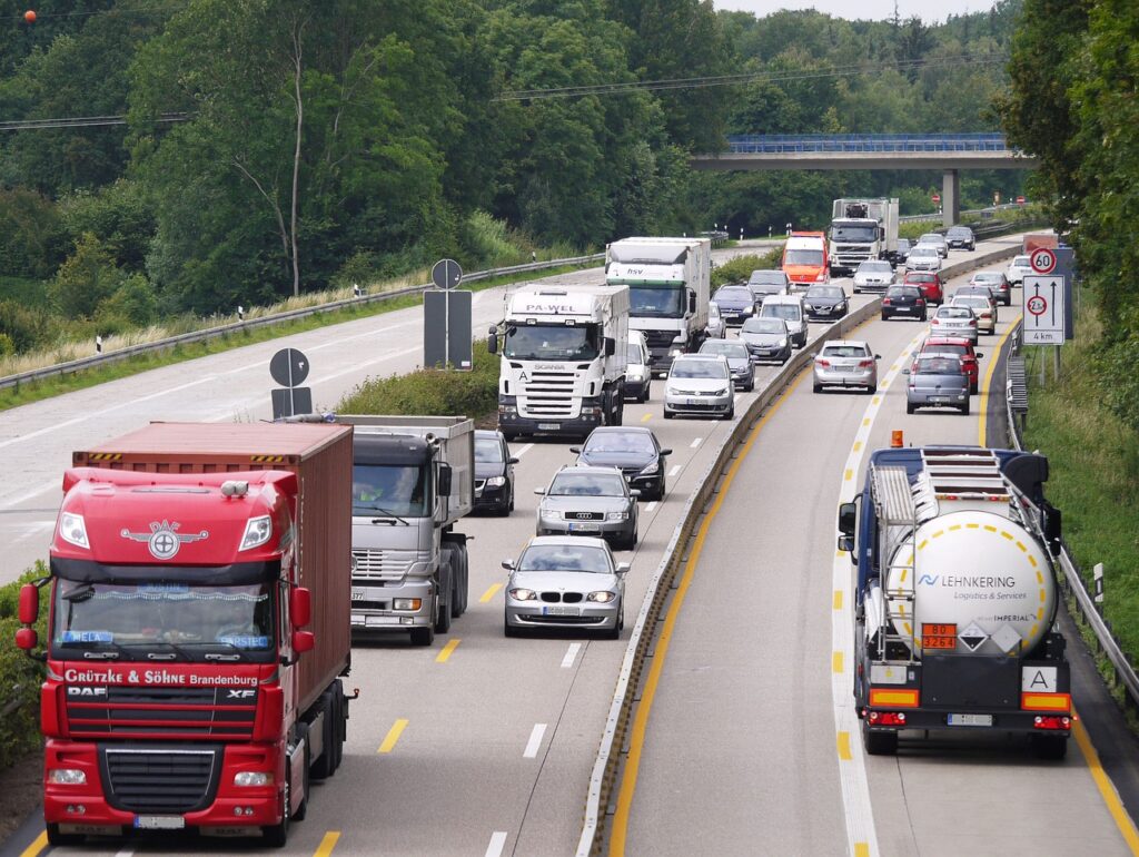 Drastische CO₂-Maut-Erhöhung für Lastwagen ab Dezember - Transportbranche in Sorge. LKW-Maut auch auf Transporter ab 3,5 Tonnen ausgeweitet