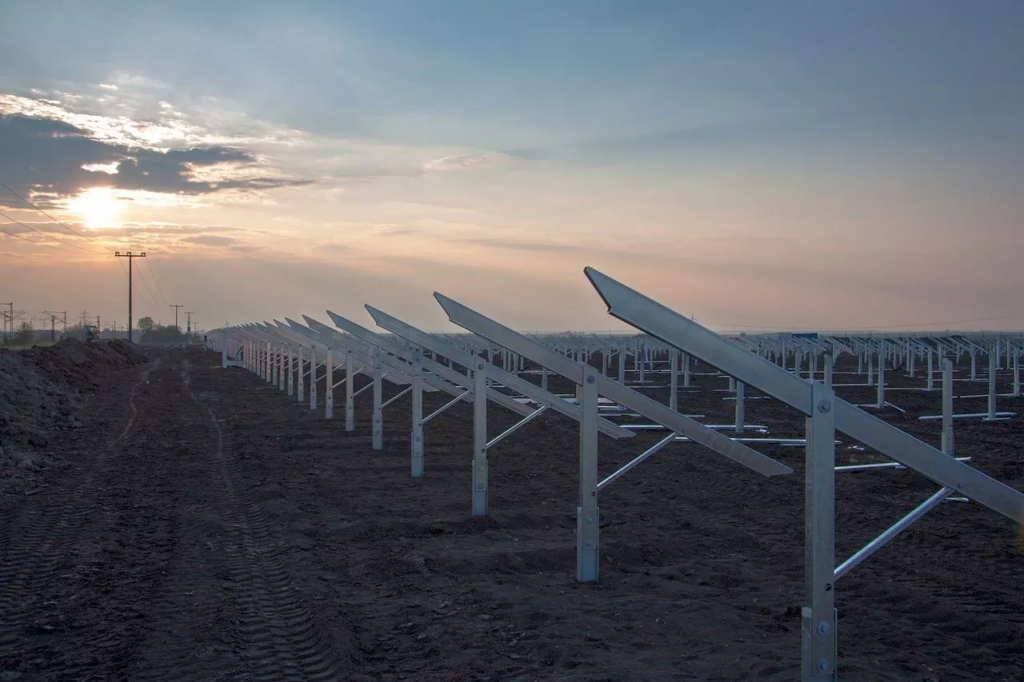 Dreister Diebstahl: 800 Solarmodule im Wert von 100.000 Euro verschwinden von Baustelle im oberbayerischen Landkreis Landsberg am Lech