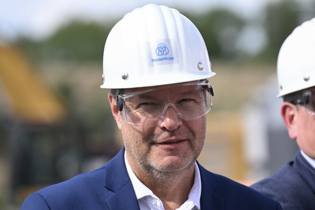 Habecks verzweifelter Aufruf: ‚Keine Angst‘ trotz Deutschlands düsterer Wirtschaftslage. Schulden machen oder Industrie verlieren