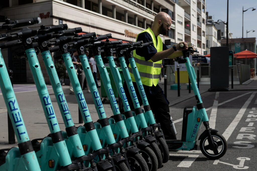 Paris verbannt Leih-E-Scooter wegen Sicherheitsbedenken und Müll. Berlin diskutiert über die Aufnahme der Roller