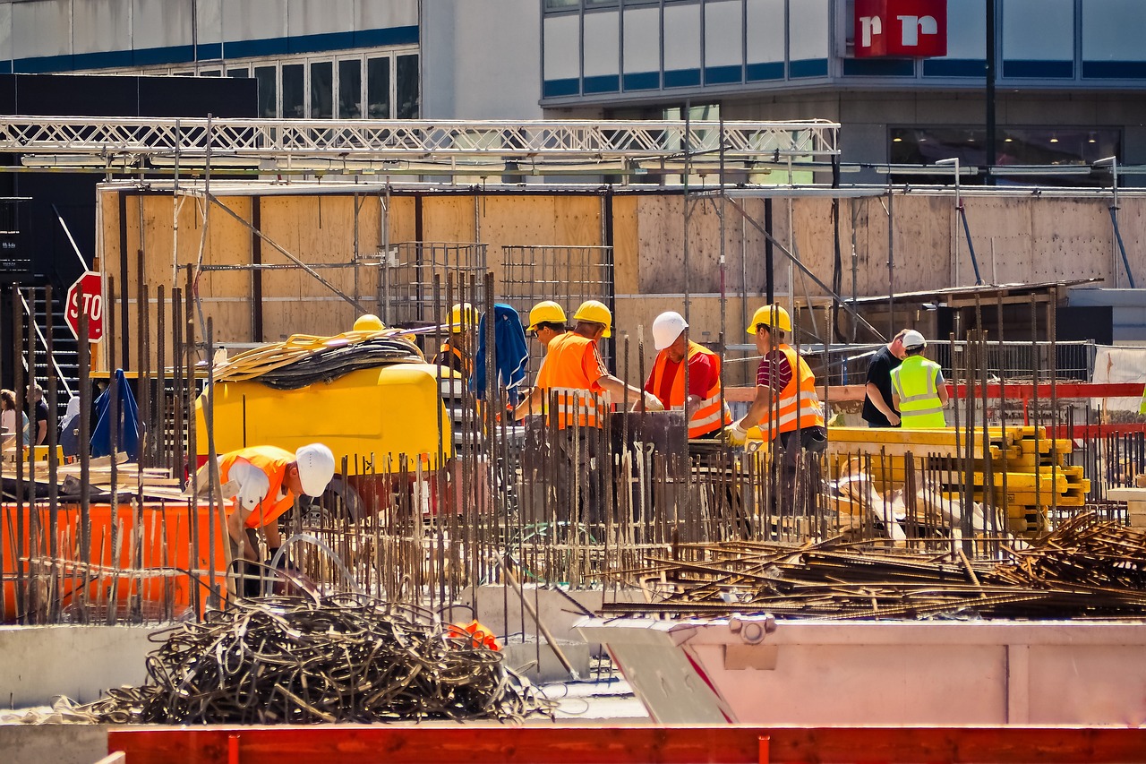 Bauindustrie in Aufruhr: Wohnungsnot trifft Alt und Jung – Regierung unter Beschuss