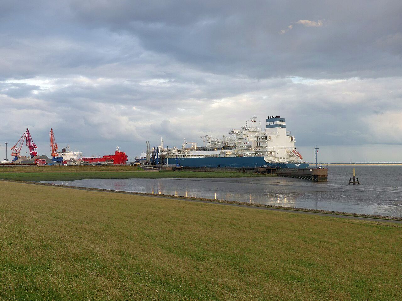 LNG-Terminal in Brunsbüttel darf Grenzwerte für Schadstoffausstoß überschreiten
