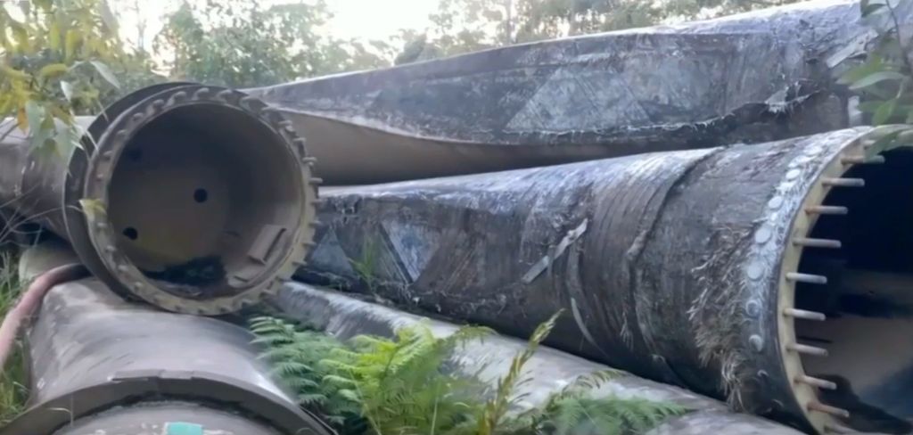 Im australischen Chalumbum-Forest verrotten  Rotorblätter alter Windkraftanlagen