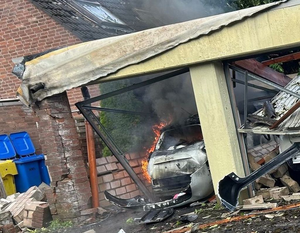 Defekter Akku eines E-Autos löst Explosion aus – mehrere Garagen in Neuss zerstört