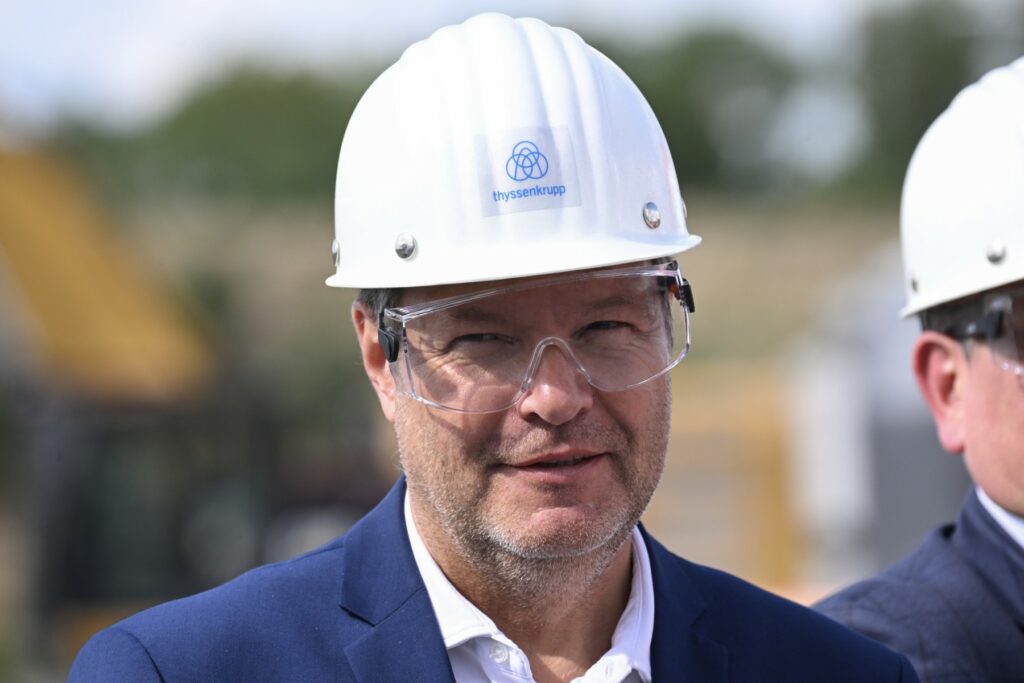 Wirtschaftsminister Habeck will mit höheren Schulden, einem Industriestrompreis und einem höheren Mindestlohn die deutsche Wirtschaft retten