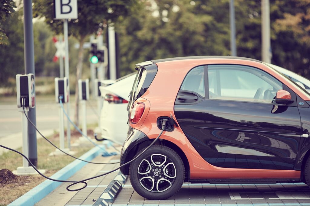 Mytos sauberes Elektroauto -  die weltweiten CO₂-Emissionen bleiben im Verkehrssektor trotz Elektroauto-Boom stabil hoch