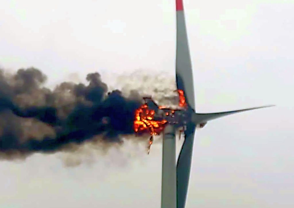 Brennende Windkraftanlage - Monteur kann sich gerade noch retten