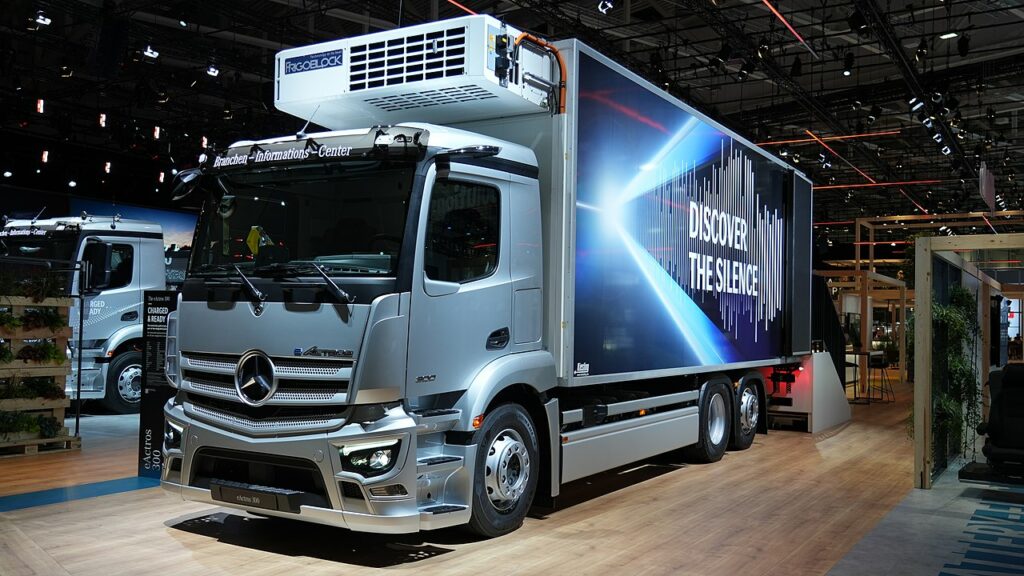 Daimlers  eActros:  Elektro-Lkw und die Herausforderungen der CO₂-Reduzierung: Maut, Ladeinfrastruktur und skeptische Spediteure