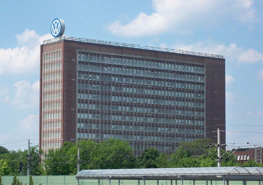 VW Pkw vor drastischem Stellenabbau wegen Renditeeinbruch. Bis zu 4.000 Arbeitsplätze in Verwaltung und Vertrieb bedroht