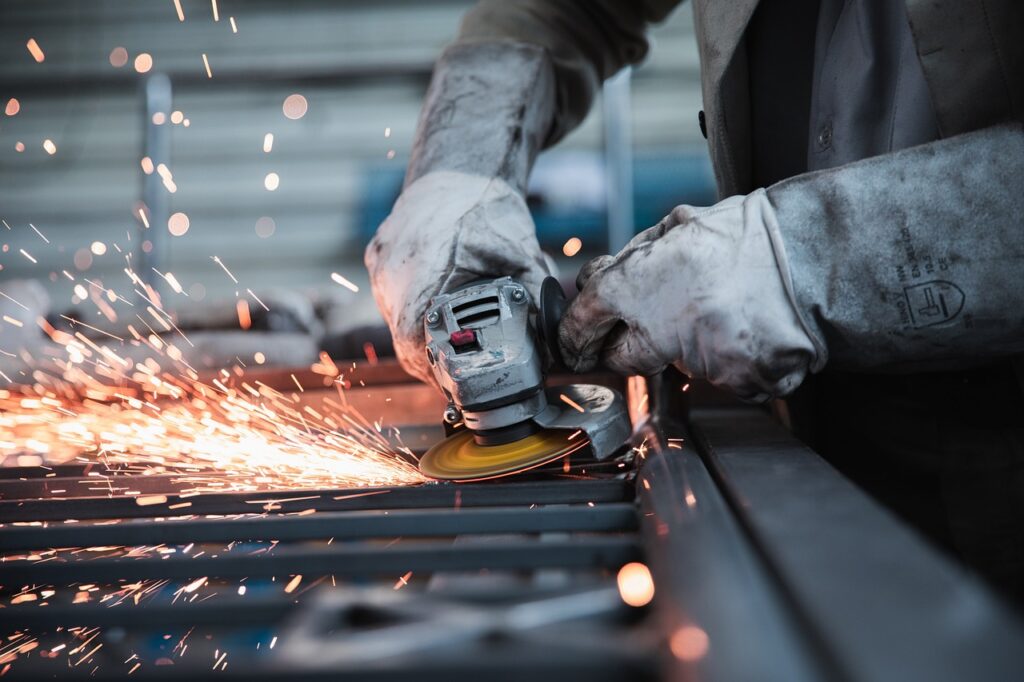 Auftragseingänge im Verarbeitenden Gewerbe stiegen im August um 3,9 Prozent, aber die DIHK warnt vor verfrühtem Optimismus