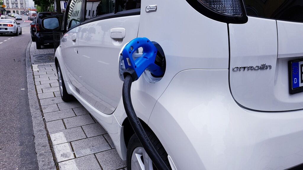 Elektroauto-Wertverluste: Verbraucher halten sich bei gebrauchten Elektroautos zurück. Warum sinkende Preise den Markt beeinflussen