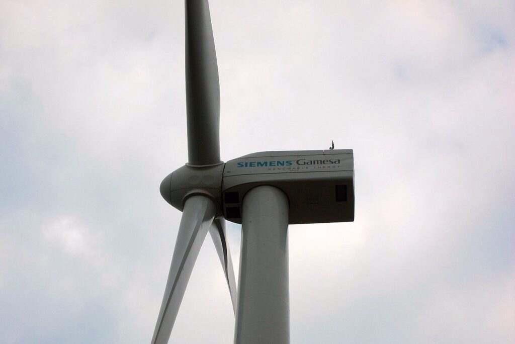 Siemens Energy plant Rückzug aus Windkraftgeschäft: Finanzielle Herausforderungen und Aussichten. Auswirkungen auf Fabriken und Mitarbeiter