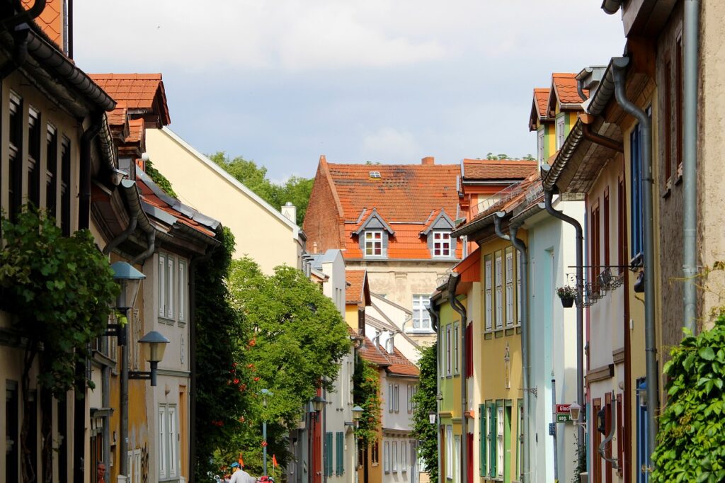 Immobilienmarkt in Ostdeutschland: Wertverlust für Verkäufer, Chance für Käufer. Mieter müssen sich auf höhere Mieten einstellen