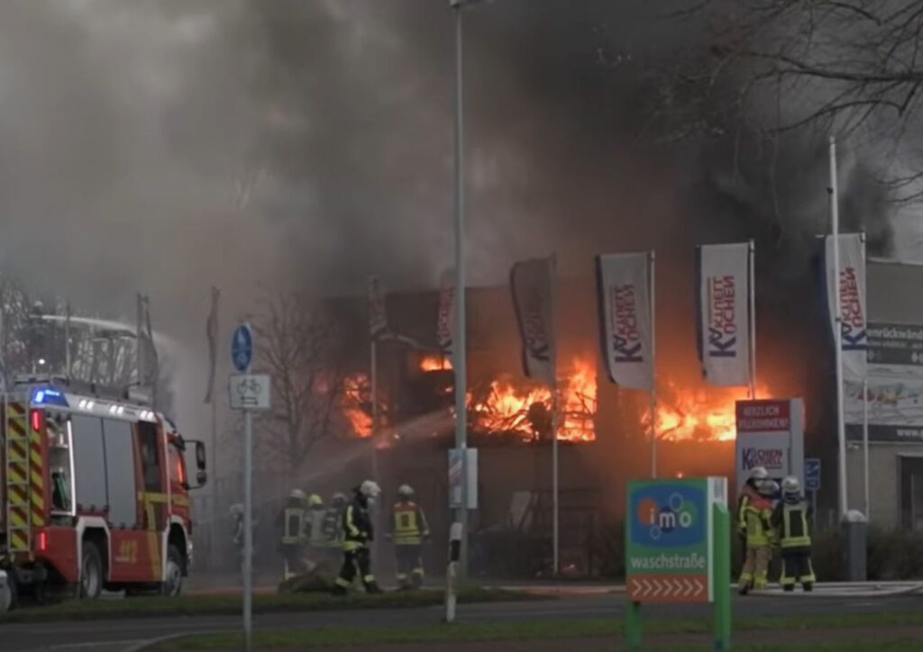 Großbrand in Krefeld: Über 1000 E-Scooter brennen in Lagerhalle. Im April brannten bereits mehr als 1000 E-Scooter in einem Lager in Leipzig 